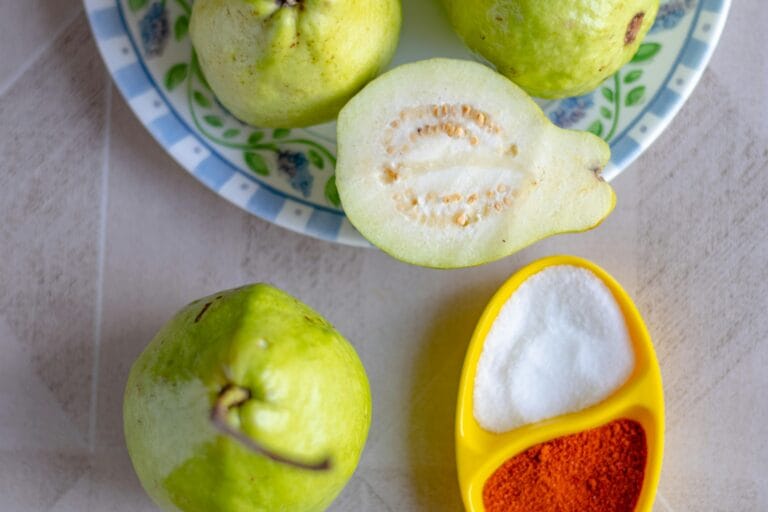 The Versatile Guava: Benefits and Daily Uses with Other Fruits